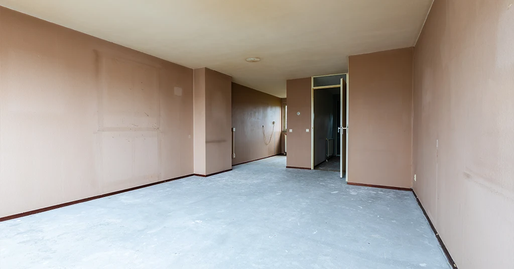 Een lege huiskamer na het opkopen van meubels door rijnlandontruiming