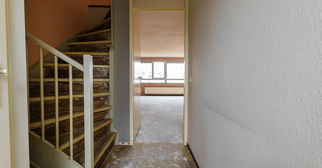 Een leeg appartement na het opkopen van meubels