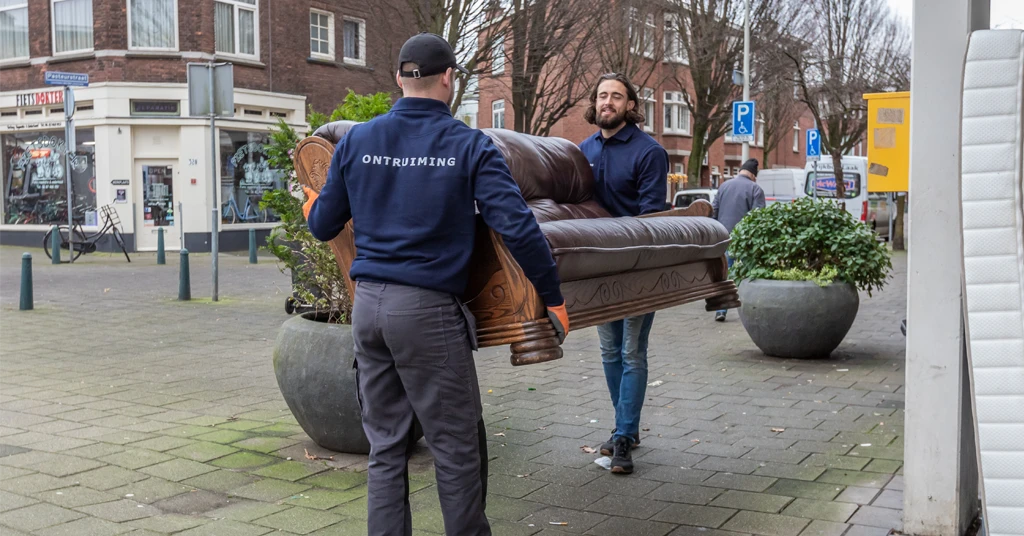 Inboedel verhuizen van het appartement naar de vrachtwagen