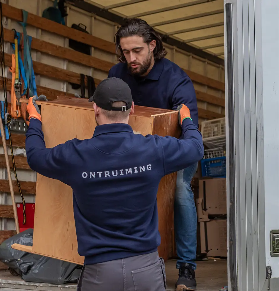 rijnland helpt elkaar bij inladen vrachtwagen